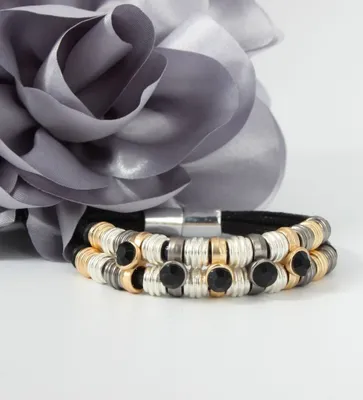 Produktbild von Luxus Armband Strass Design in der Farbe Schwarz mit Magnetverschluss