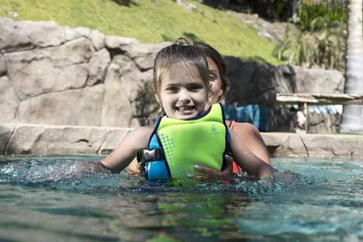 Obrázek produktu pro Aqua Sphere Plavecká vesta pro děti, velikost L (3-6 let, 19-30 kg), růžová - Neoprenová vesta s popruhy, nastavitelná