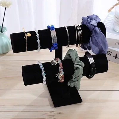 Obrázek produktu pro Stojan na náramky – držák na šperky – organizér na šperky – měkký plyšový materiál – 26x14x5 cm – černá barva