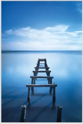 Produktbild von Wallario Wandbild Rustikaler Holzsteg im blauen See, Größe: 61 x 91,50 cm, Poster mit weißem Aluminiumrahmen