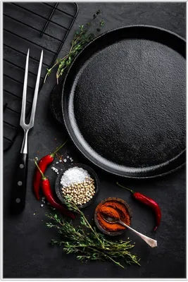 Produktbild von Wallario Wandbild Chili und Pfeffer - Gewürze neben einer Eisenpfanne, Größe: 61 x 91,50 cm, Poster mit weißem Aluminiumrahmen