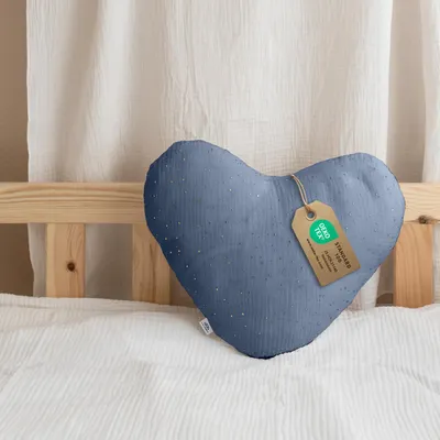 Imagen del producto de Cojín decorativo corazón azul sin volantes, con aplicación dorada - muselina