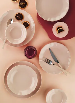 Produktbild von Hermia Concept, Hochwertiges 24-teiliges Dinner Set aus 100% Porzellan, in Powder-Farbe | 6 Servierplatten (25x25cm), 6 Teller (20x20cm), 6 Schalen (15x15cm), 6 Dessertteller (19x19cm) | Spülmaschinen- und mikrowellenfest.