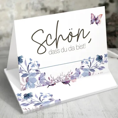 Produktbild von 50 Tischkarten 'Schön, dass du da bist', Floral Butterfly Fliederblau Hochzeit