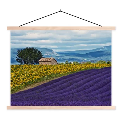 Produktbild von MuchoWow® Textilposter Bauernhaus mit Sonnenblumen in der Nähe eines Lavendelfeldes 120x90 cm mit holzfarbenen Rahmen - Magnetisch