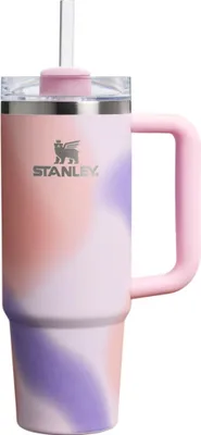 Produktbild von Stanley Quencher Trinkbecher 0,89 Liter aus recyceltem Edelstahl, hält bis zu 9h kalt
