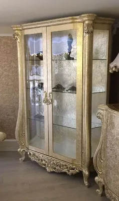 Produktbild von Casa Padrino Luxus Barock Vitrine Antik Gold 135 x 53 x H. 203 cm - Prunkvoller Massivholz Vitrinenschrank im Barockstil - Barock Möbel