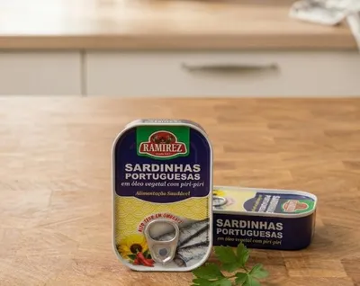 Produktbild von 30 x Ramirez Portugiesische Sardinen in pikant-würziger Gemüsesauce, 30x125 g