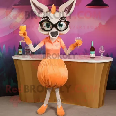 Obrázok produktu pre Maskot spoločnosti REDBROKOLY, zvieratko Peach Gazelle, je oblečené do kokteilových šiat a okuliarov