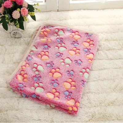 Image de Couverture pour animaux de compagnie, couverture pour chien, couverture pour chat - Polaire corail, couverture douillette - Douce et moelleuse - Sous-couche chaude pour chiens et chats - Motifs de pattes - 76 x 52 cm - Empreinte de patte rose