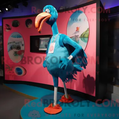Produktbild von Cyan REDBROKOLY Flamingo Maskottchen Kostüm Figur bekleidet mit einem Playsuit und Schuhclips