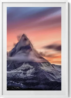 Produktbild von Einsamer Berg bei Sonnenuntergang– Wandbild mit Rahmen – Gerahmtes Bild  – Wanddekoration – 70x100 cm –  Weiß Rahmen