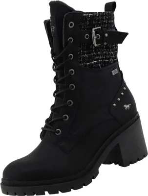 Auf dem Bild ist ein schwarzer Stiefel zu sehen der von der Seite betrachtet wird. Der Stiefel hat eine glatte Oberfläche und eine robuste Sohle.