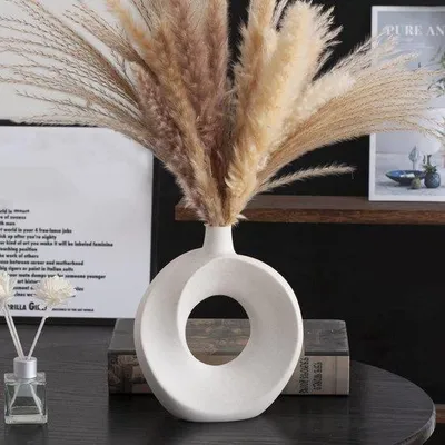 Produktbild von Famanu Vase für Pampasgras - Weiße, moderne Donutvase, handgefertigt