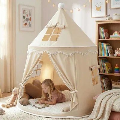 Imagen del producto de Tienda de juegos para niños, fabricada con suave algodón tipo seda en color beige cálido, de 110x110x130 cm. Tienda infantil para interiores con tecnología TripleAir, cómoda alfombra y bolsa de transporte. Estructura estable y acogedora, ideal para la habitación de los niños