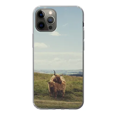 Produktbild von MuchoWow® Handyhülle Schutzhülle Hülle für iPhone 12 Pro Schottische Highlander - Gras - Wolken - Tiere Silikon Softcase Handy Hülle - Abdeckung