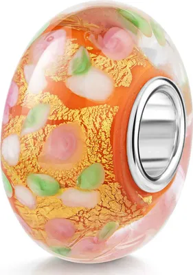 Orangener Glas Bead mit rosanen, grünen und weißen Tupfen und goldener Folie mit silberner Hülse, leicht schräg fotografiert auf weißem Hintergrund.