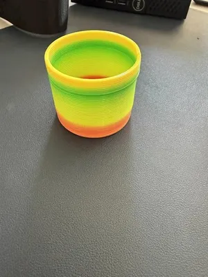 Zdjęcie produktu dla Spreżyna tęczowa magiczna sprężynka kolorowa zabawkowa 6,5 cm edukacyjna antystresowa dla dzieci wzór 2