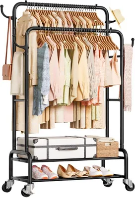 Immagine prodotto di Uniqoos®: Porta abiti regolabile in metallo con 4 ruote (2 con freno) – 2 aste, 4 ganci, 2 ripiani, capacità di carico di 120 kg