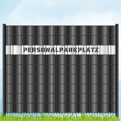 Produktbild von zaun|zu Sichtschutzstreifen mit Laser Beschriftung "PERSONALPARKPLATZ" Doppelstab Weiß 2,55m