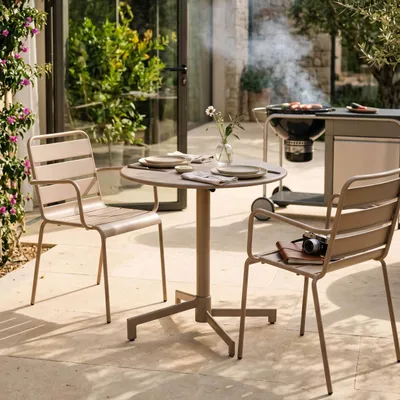 Image de Ensemble table de jardin et 2 fauteuils en métal taupe - Oviala Palavas
