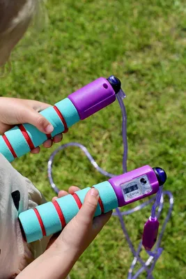 Produktbild von Lichtgevend verstellbares Springseil mit LED-Beleuchtung - 3 verschiedene Lichtmodi und Zähler, bunt