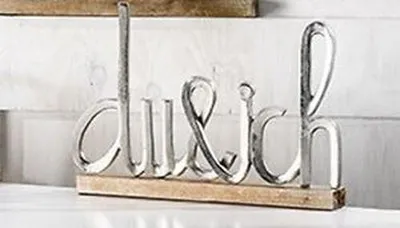 Image de Gilde écriture en alu "toi & moi" sur planche en bois argentée bois de mangue largeur 43 cm hauteur 29 cm 48197