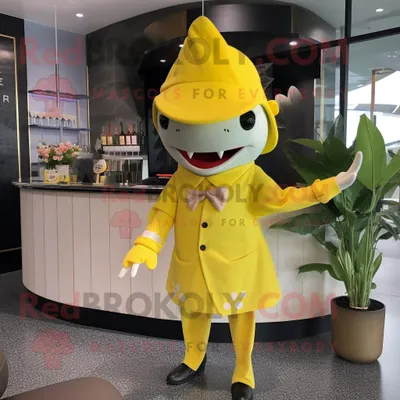 Produktbild von Zitronengelber REDBROKOLY Hai Maskottchen kostüm gekleidet in ein Cocktailkleid und Baskenmützen