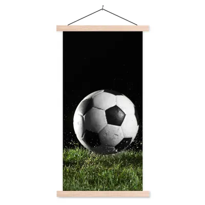 Produktbild von MuchoWow® Textilposter Fußball auf der Wiese 40x80 cm mit holzfarbenen Rahmen - Wohnzimmer