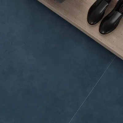 Imagen del producto de CASA39. Gres porcelánico con efecto resina, color azul, 30x60 cm, marca Supergres, línea Colovers