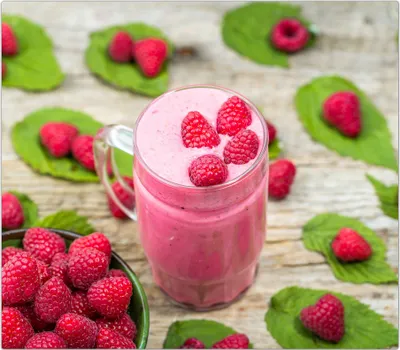 Produktbild von Spritzschutz Herdabdeckplatte Schneidebrett aus Glas Smoothiejoghut mit Himbeeren 1-Teilig (60x52cm)