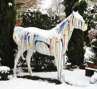 Produktbild von Casa Padrino XXL Garten Deko Skulptur Pferd Weiß / Bunt 245 x H. 200 cm