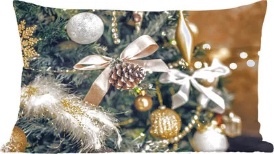 Produktbild von MuchoWow® Zierkissen Sofakissen Wohnzimmer Dekokissen 50x30 cm Eine Nahaufnahme von Weihnachtsbaumschmuck - Wohnzimmerdekoration - Polster mit Photo