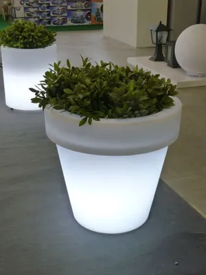Produktbild von NewGarden MAGNOLIA 60 LED beleuchteter Blumentopf, runder Pflanzkübel groß, außen E27 ø57x57cm IP65