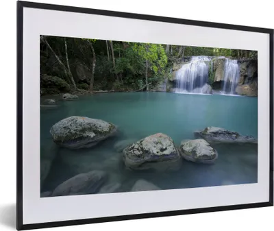 Produktbild von MuchoWow® MuchoWow® Gerahmtes Poster Ein thailändischer Wasserfall an den Felsen im Erawan-Nationalpark 60x40 cm - Poster mit zchwarzem Bilderrahmen - Schlafzimmer - Plakat in Rahmen - Drucken