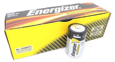 A single Energizer D battery stands in front of its packaging.