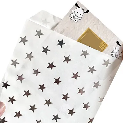 Produktbild von 50 Geschenktüten Weihnachten - Papiertüten mit Sternmuster, Ideal als Bodenbeutel für Geschenke und Gastgeschenke (17,0 x 26,0 cm)