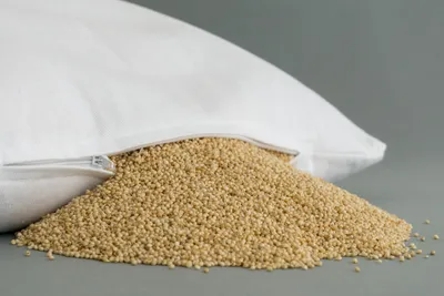 Produktbild von Bio-Hirsekissen 30x30cm, Köper-Baumwolle weiß, mit Bio-Hirseschalen, direkt befüllt