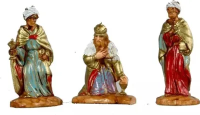 Drei Figuren der Heiligen Drei Könige, die dem neugeborenen Jesus Christus Geschenke bringen.