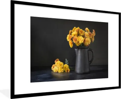 Produktbild von MuchoWow® Gerahmtes Poster Stilleben - Chrysanthemen - Gelb 90x60 cm - Poster mit Schwarzem Bilderrahmen Wandposter Rahmen Foto Bilder - Wanddekoration - Fotos
