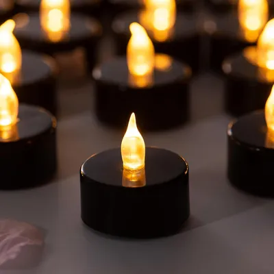 Produktbild von Hält 2X länger. Schwarze flammenlose Teelichter, 40er-Pack, Batterien im Lieferumfang enthalten, realistische Teelichter, flackernde helle Teelichter, batteriebetriebene Kerzen für Halloween-Dekorationen