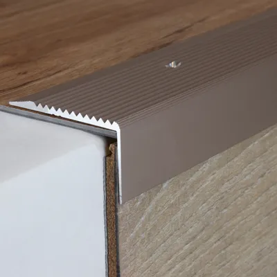 Produktbild von PROVISTON | Treppenkante | Aluminium eloxiert | Bronze Hell | Breite 50 mm | Höhe 28 mm | Länge 2700 mm | Gebohrt | Treppenkantenprofil | Treppenwinkel | Winkelprofil | Kombiwinkel | 1 Stück
