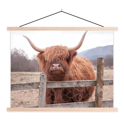 Produktbild von MuchoWow® Textilposter Scottish Highlander - Gras - Zaun 60x45 cm mit holzfarbenen Rahmen - Bild