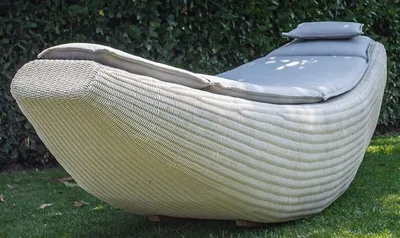 Produktbild von Casa Padrino Luxus Schaukelliege Weiß / Fliederfarben 230 x 75 x H. 70 cm - Handgewebte Wetterbeständige Gartenliege - Moderne Poolliege - Garten Möbel - Hotel Möbel