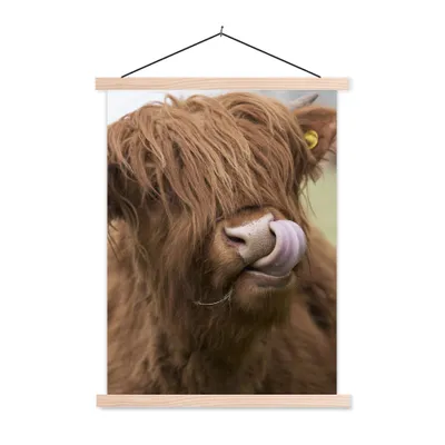 Produktbild von MuchoWow® Textilposter Schottischer Highlander - Braun - Kuh 120x160 cm mit holzfarbenen Rahmen - Plakatkarton