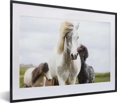 Produktbild von MuchoWow® MuchoWow® Gerahmtes Poster Pferde - Wolken - Island 40x30 cm - Poster mit zchwarzem Bilderrahmen - Bilderrahmen - Poster im Rahmen