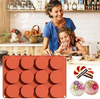 Produktbild von Kuchenform aus Silikon mit 12 Hohlräumen