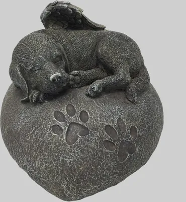Produktbild von Hunde Urne grau als Hunde-Engelfigur auf Herz, Tierurne
