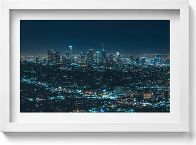 Produktbild von Große beleuchtete Stadtsilhouette bei Nacht– Wandbild mit Rahmen – Gerahmtes Bild  – Wanddekoration – 30x20 cm –  Weiß Rahmen