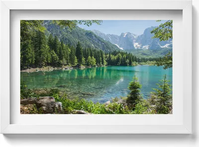Produktbild von Berglandschaft mit einem See im Wald– Wandbild mit Rahmen – Gerahmtes Bild  – Wanddekoration – 30x20 cm –  Weiß Rahmen